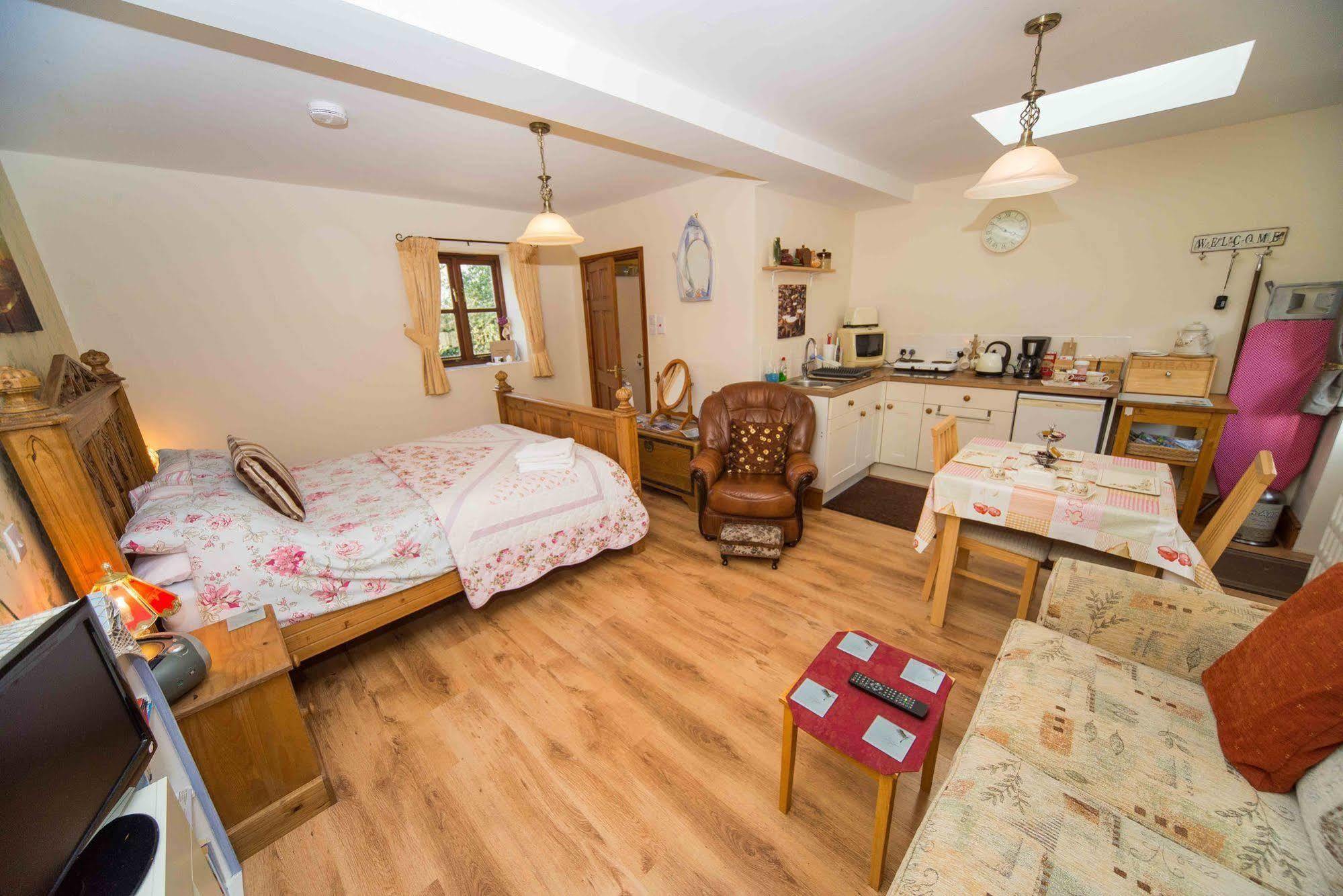 Cozy Snug Room, Short Drive To Lyme Regis, Crackling Fireplace, Private Balcony & Stunning Countryside Views, Free Private Parking & Wifi Axminster Exteriér fotografie