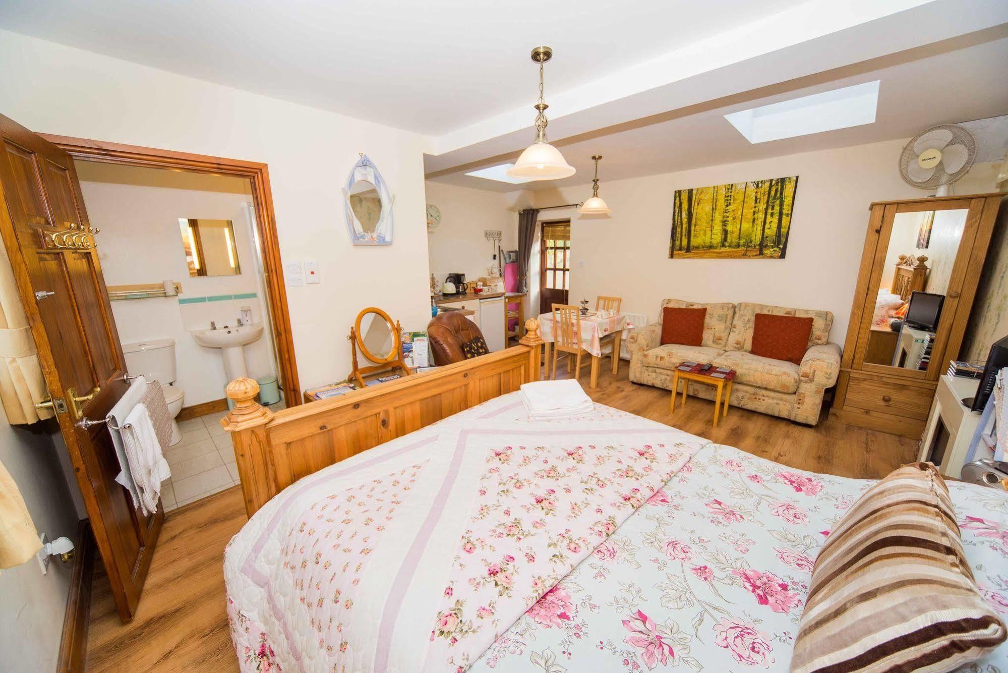 Cozy Snug Room, Short Drive To Lyme Regis, Crackling Fireplace, Private Balcony & Stunning Countryside Views, Free Private Parking & Wifi Axminster Exteriér fotografie