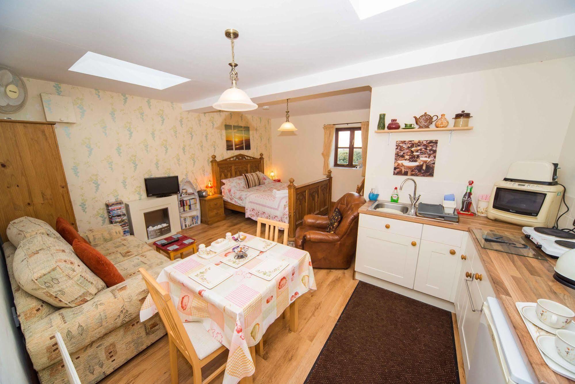 Cozy Snug Room, Short Drive To Lyme Regis, Crackling Fireplace, Private Balcony & Stunning Countryside Views, Free Private Parking & Wifi Axminster Exteriér fotografie